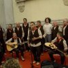 il Coro dei Minatori di Santa Fiora e Simone Cristicchi improvvisano il concerto sotto i portici di Piazza Carlo Alberto, mentre sul palco piove