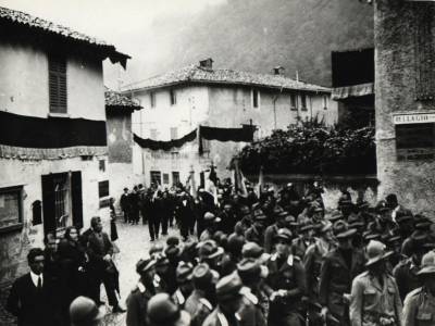 Barni. Un paese in posa 80 anni fa